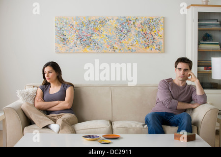 Couple sitting on sofa'ignorant Banque D'Images