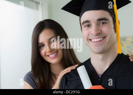 Homme portant mortier et graduation gown with woman Banque D'Images