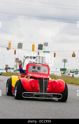 Concord, Caroline du Nord, USA. 07Th Aug 2013. Le défilé 2013 de pouvoir fait son chemin vers le bas Bruton Smith Blvd à Concord, NC le mercredi 7 août 2013. L'événement est devenu un kickoff annuel de l'automne saison de course dans la région et est parrainé par Charlotte Motor Speedway. Crédit : Christopher Kimball/Alamy Live News Banque D'Images