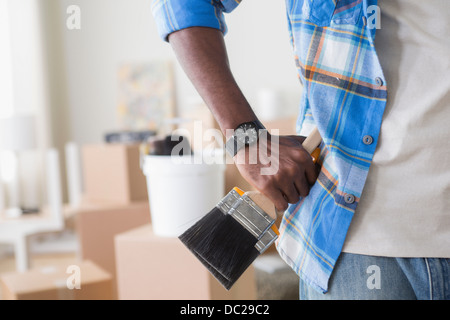 Close-up of man holding paintbrush Banque D'Images