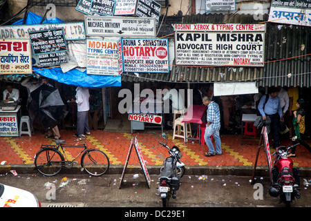 Documents pour la cour les avocats Les avocats des services juridiques en cas de vente dans les bureaux à côté de l'assainissement des taudis de Mumbai, Inde Banque D'Images