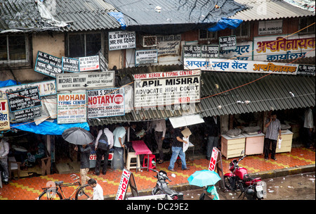 Documents pour la cour les avocats Les avocats des services juridiques en cas de vente dans les bureaux à côté de l'assainissement des taudis de Mumbai, Inde Banque D'Images