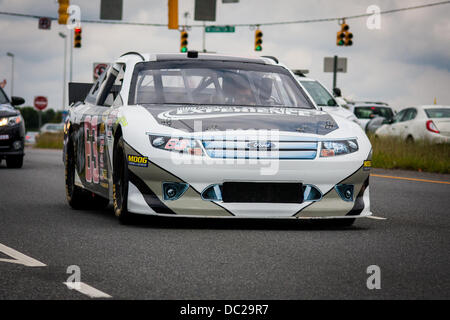 Concord, Caroline du Nord, USA. 07Th Aug 2013. Le défilé 2013 de pouvoir fait son chemin vers le bas Bruton Smith Blvd à Concord, NC le mercredi 7 août 2013. L'événement est devenu un kickoff annuel de l'automne saison de course dans la région et est parrainé par Charlotte Motor Speedway. Crédit : Christopher Kimball/Alamy Live News Banque D'Images