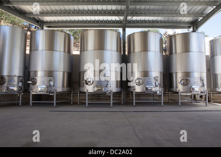 Cuves en métal vineyard Banque D'Images