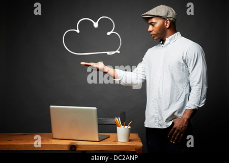 Homme pesant son problème Banque D'Images