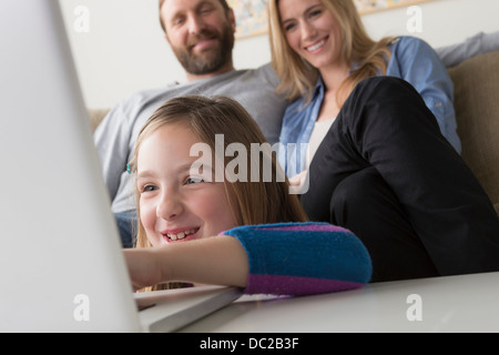 Les parents à l'enfant à l'aide d'ordinateur portable Banque D'Images