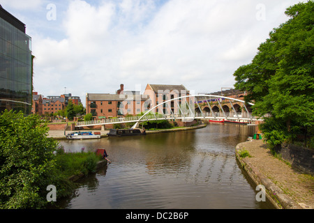 Canal de Bridgewater dans le Castlefield, Manchester avec Whitby et marchands d'oiseaux Bridge Banque D'Images