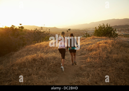 La femme marche sur paysage sec Banque D'Images