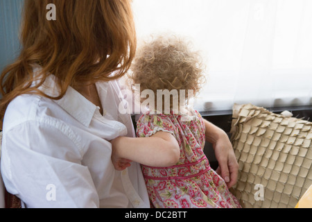 Mother & child looking out window Banque D'Images