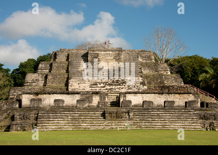 Belize, Altun Ha. Plaza B, Temple de la maçonnerie des autels (aka le Temple du dieu Soleil). Banque D'Images