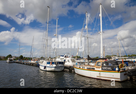 Bateaux amarrés le long de la jetée à Glasson Glasson, bassin Dock, Lancaster, Lancashire. Banque D'Images