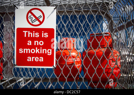 Les bouteilles de gaz propane dans la cage avec aucun signe de fumer Banque D'Images