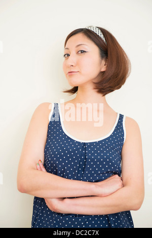 Femme portant le maillot à pois en pose hautaine Banque D'Images