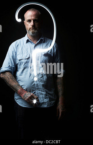 Grand point d'interrogation en face de l'homme Banque D'Images