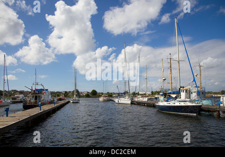 Bateaux amarrés le long de la jetée à Glasson Glasson, bassin Dock, Lancaster, Lancashire. Banque D'Images