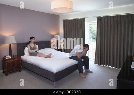 Couple arguing in bedroom Banque D'Images