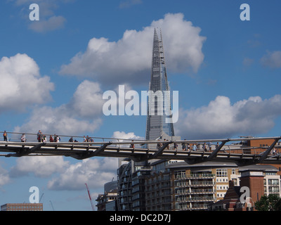 Londres, Millennium Bridge et gratte-ciel d'échardes Banque D'Images