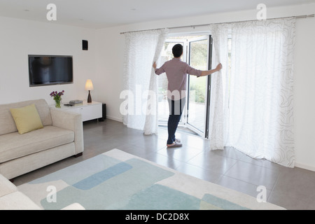 L'homme à la porte de verre Banque D'Images