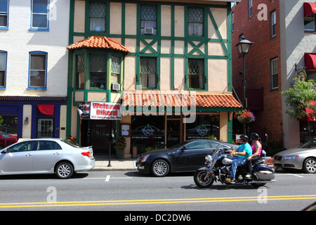 Les motards équitation passé Bienvenue motards bannière à l'extérieur Perroquet Bleu Bistro pendant la semaine, les motards Gettysburg, Pennsylvanie, USA Banque D'Images