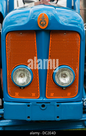 Grill et lumières d'un tracteur Fordson vintage Banque D'Images