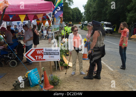 La fracturation UK. Personnes âgées Personnes âgées Les manifestants qui protestaient à Cuadrilla Resources prévoit de fracturation à Balcombe West Sussex England 2010s 2013 HOMER SYKES Banque D'Images