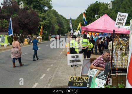 La fracturation UK. Personnes âgées Personnes âgées Les manifestants qui protestaient à Cuadrilla Resources prévoit de fracturation à Balcombe West Sussex England 2010s la fracturation camping 2013 HOMER SYKES Banque D'Images