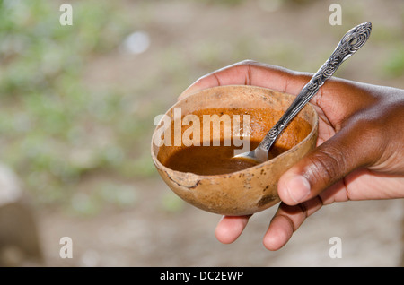 Belize, Punta Gorda, l'agouti Cacao ferme. Chocolat chaud fait maison boisson à base de cacao et épices fraîches. Banque D'Images