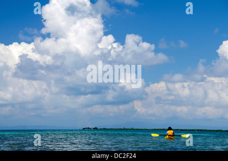 Le Belize, la mer des Caraïbes, Stann Creek, M40 Motorway Cay. Kayak autour de la barrière de corail au large de la côte de M40 Motorway Cay. L'UNESCO. Banque D'Images