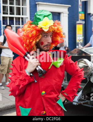 Hampton Wick Festival 2013 le clown et jonglerie en rouge. Banque D'Images