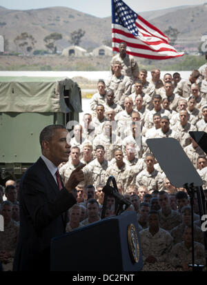 Oceanside, Californie, USA. 7e août 2013. Le président américain Barack Obama nous a rendu visite Marine Base Camp Pendleton, parlant à environ 3 000 Marines américains et leurs familles le mercredi après-midi qu'ils se sont réunis à Hanger 6 Mainside à la station d'air. Obama a parlé pendant environ 35 minutes et a souligné le rôle clé des Marines américains ont joué dans le maintien de notre sécurité comme ils ont combattu dans les guerres en Irak et en Afghanistan.///INFORMATION SUPPLÉMENTAIRE : 1,1MO---8/7/13---PHOTO DE DAVID BRO/ZUMA PRESS---Le président américain Barack Obama a parlé à US Marine Base Camp Pendleton, arrivant juste après midi. Après avoir visité avec plusieurs Gold Banque D'Images