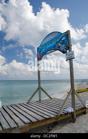 Le Belize, la mer des Caraïbes, Goff Caye. Une petite île au large de la côte de Belize City, Belize le long de la Barrière de Corail. L'UNESCO. Banque D'Images