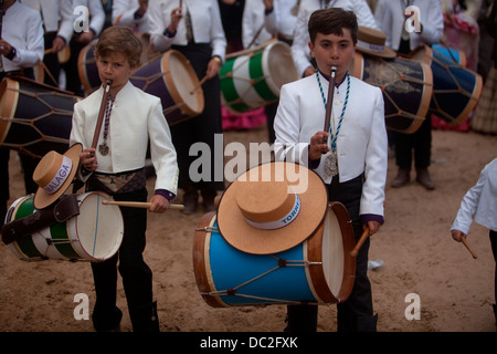 Deux jeunes batteurs tamborileros de jouer la flûte dans un orchestre au cours du pèlerinage au sanctuaire de la Vierge du Rocio en Espagne Banque D'Images