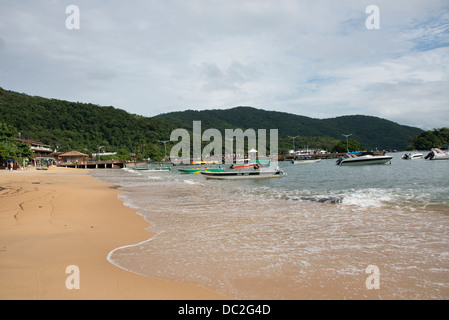 Brésil, état de Rio de Janeiro, Ilha Grande (Grande île), Via do Abraao. Bateaux de pêche au port. Banque D'Images