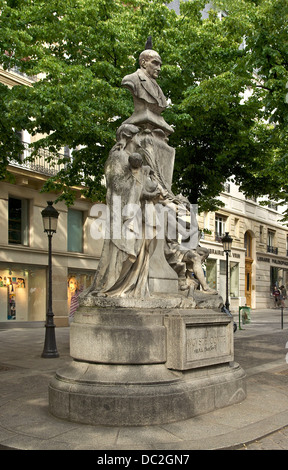 Le Monument à Auguste Comte, sculpté par Jean-Antoine Injalbert, se dresse place de la Sorbonne à Paris. Ce monument rend hommage au philosophe et sociologue français connu pour avoir fondé le positivisme et influencé la pensée moderne. Banque D'Images