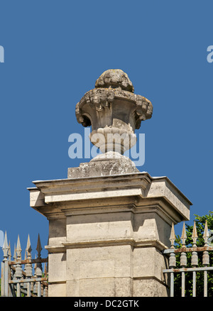 Un vase de jardin, château de Champs-sur-Marne, Seine-et-Marne, France. Banque D'Images