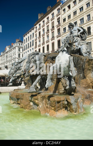 Fontaine BARTHOLDI TERRAUX ET HÔTEL DE VILLE PLACE DES TERRAUX LYON RHONE ALPES FRANCE Banque D'Images