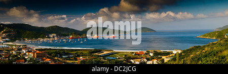 Vue de dessus de la ville de Arraial do Cabo, port, plage Praia do Forno Beach, Rio de Janeiro, Brésil rive Banque D'Images