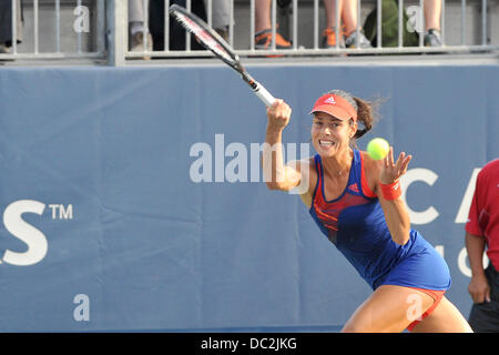 Toronto, Ontario, Canada. 7e août 2013. Toronto, Ontario, Canada, le 7 août 2013. Ana Ivanovic (SRB) de volée contre Flavia Pennetta (ITA) en action au cours de la deuxième ronde de la Coupe Rogers de l'ATA, au Centre Rexall, à Toronto, Ontario, Canada, le 7 août. Ivanovic a gagné 6-4, 6-4.Gerry Angus/CSM/Alamy Live News Banque D'Images