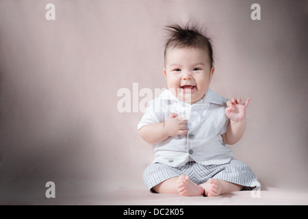 Une image d'une série de photos de studio a cute young Caucasian baby asiatique avec des cheveux sauvages pour créer des expressions Banque D'Images