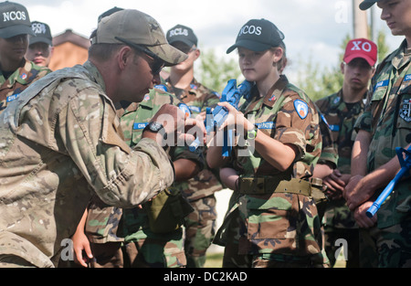 Les Cadets de l'aile du Michigan Civil Air Patrol écouter contrôleur aérien tactique interarmées Le s.. Nathan Hruska de la 182d du Groupe des opérations d'appui aérien de donner des instructions sur la tenue d'une arme carabine M4 et sa carrière champ à Alpena Tra préparation au combat Banque D'Images