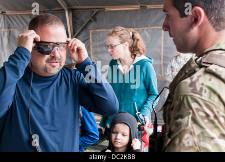 Les contrôleurs aériens tactiques conjointes du 182d les opérations de soutien aérien Groupe montre qu'un rover au public pendant la Fête nautique à Rogers City, Michigan, le 2 août 2013. Le 182d ASOG participaient à l'exercice Northern Strike 2013 une mul Banque D'Images