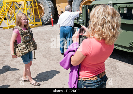 Les contrôleurs aériens tactiques conjointes du 182d les opérations de soutien aérien Groupe a mis en place un affichage statique pour le public au cours de la Fête nautique à Rogers City, Michigan, le 2 août 2013. Le 182d ASOG participaient à l'exercice Northern Strike 2013 une co Banque D'Images