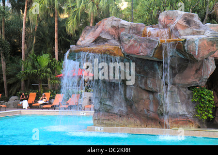 Florida Weston, fort ft. Lauderdale, Bonaventure Resort & Spa, hôtel, piscine, chaises longues, parasol, cascade artificielle artificielle faite par l'homme, FL13 Banque D'Images