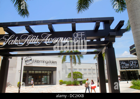 Florida Sunrise, fort ft. Lauderdale, Sawgrass Mills Mall, entrée, extérieur, Saks Fifth Avenue, 5th Avenue, les visiteurs voyagent visiter le réseau local du tourisme touristique Banque D'Images