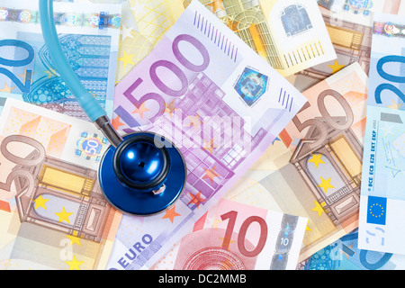 L'UNION EUROPÉENNE - EURO BANKNOTES AND STETHOSCOPE Banque D'Images