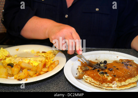 Florida Sunrise, fort ft. Lauderdale,Lester's Diner,adulte,adultes,femme femme femme,manger,crêpes aux myrtilles,omelette,omelette,pommes de terre,petit déjeuner,loin Banque D'Images