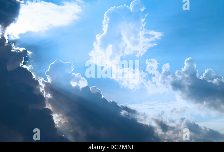 Ciel nuageux Ciel orageux avec les rayons du soleil Banque D'Images