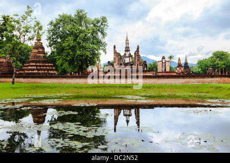 Wat Mahathat dans le parc historique national, Sukhothai, Thaïlande Banque D'Images