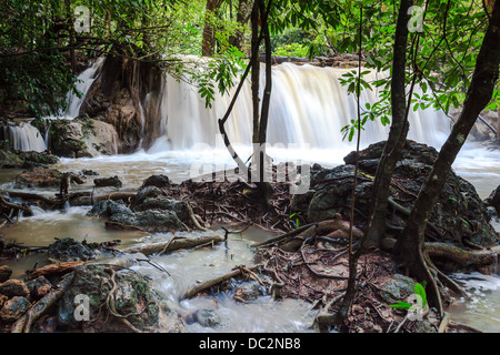 Huay mae khamin cascades à Kanchanaburi, Thaïlande Banque D'Images