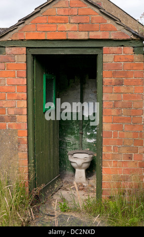 L'extérieur de vieux toilettes dans outhouse, Angleterre Banque D'Images
